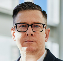 Fotografía del ejecutivo y CEO Alexander Hughes al frente de una empresa de operaciones con criptomonedas